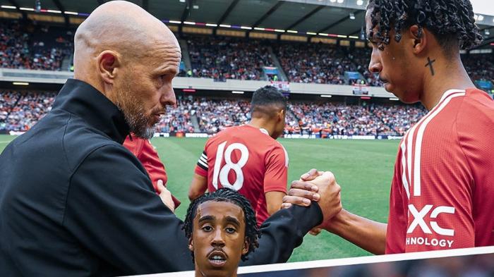 leny-yoro-dan-erik-ten-hag-sedang-bersalaman-pada-laga-tur-pramusim-manchester-united.jpg