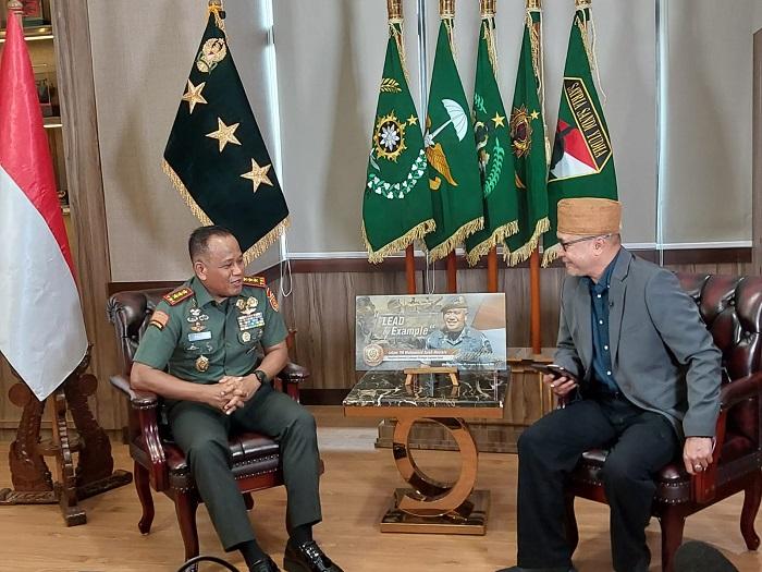letjen-tni-muhammad-saleh-mustafa-dan-febby.jpg