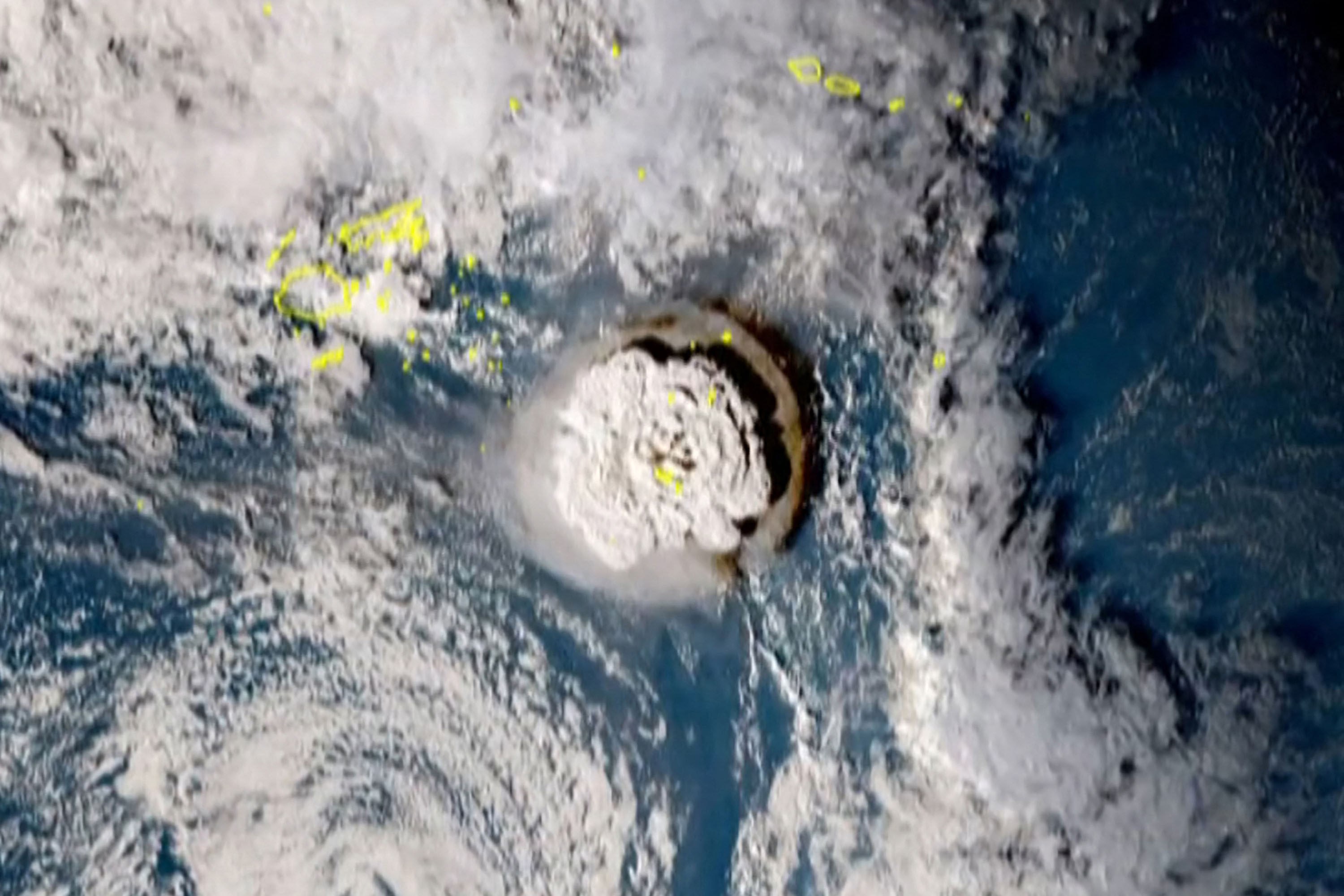 letusan-dahsyat-gunung-berapi-bawah-laut-tonga_20220118_141358.jpg