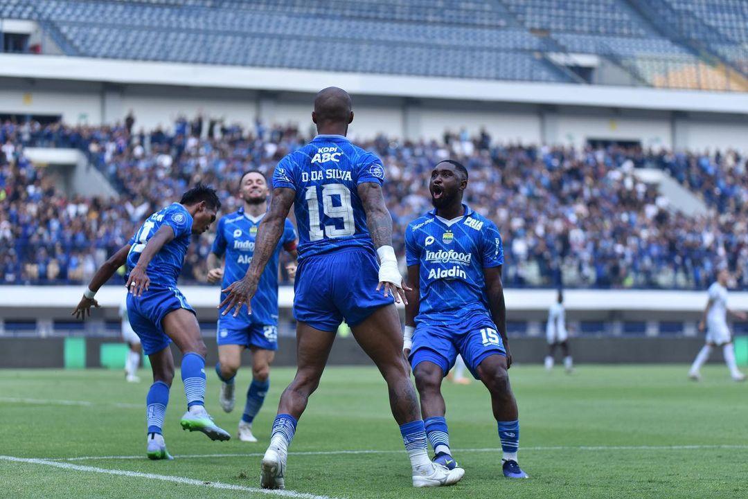 levy-madinda-berselebrasi-dengan-pemain-persib-david-da-silva-marc-klok-dan-frets-butuan.jpg