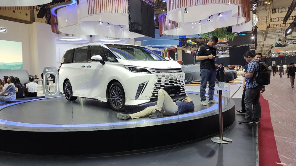 lexus-lm-hev-saat-loading-di-pameran-giias-2023-ice-bsd.jpg