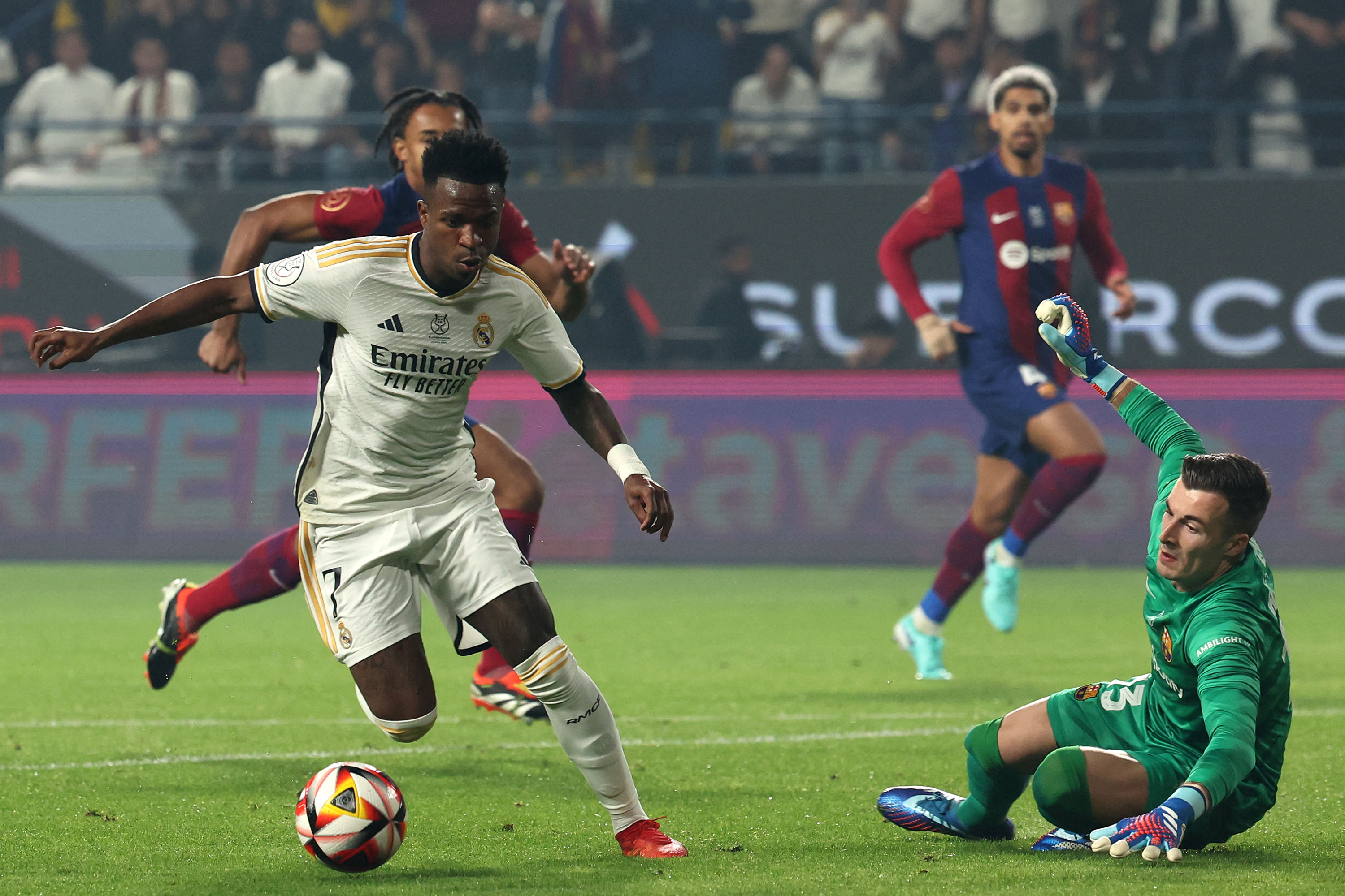 libas-barcelona-real-madrid-juara-piala-super-spanyol_20240115_130236.jpg