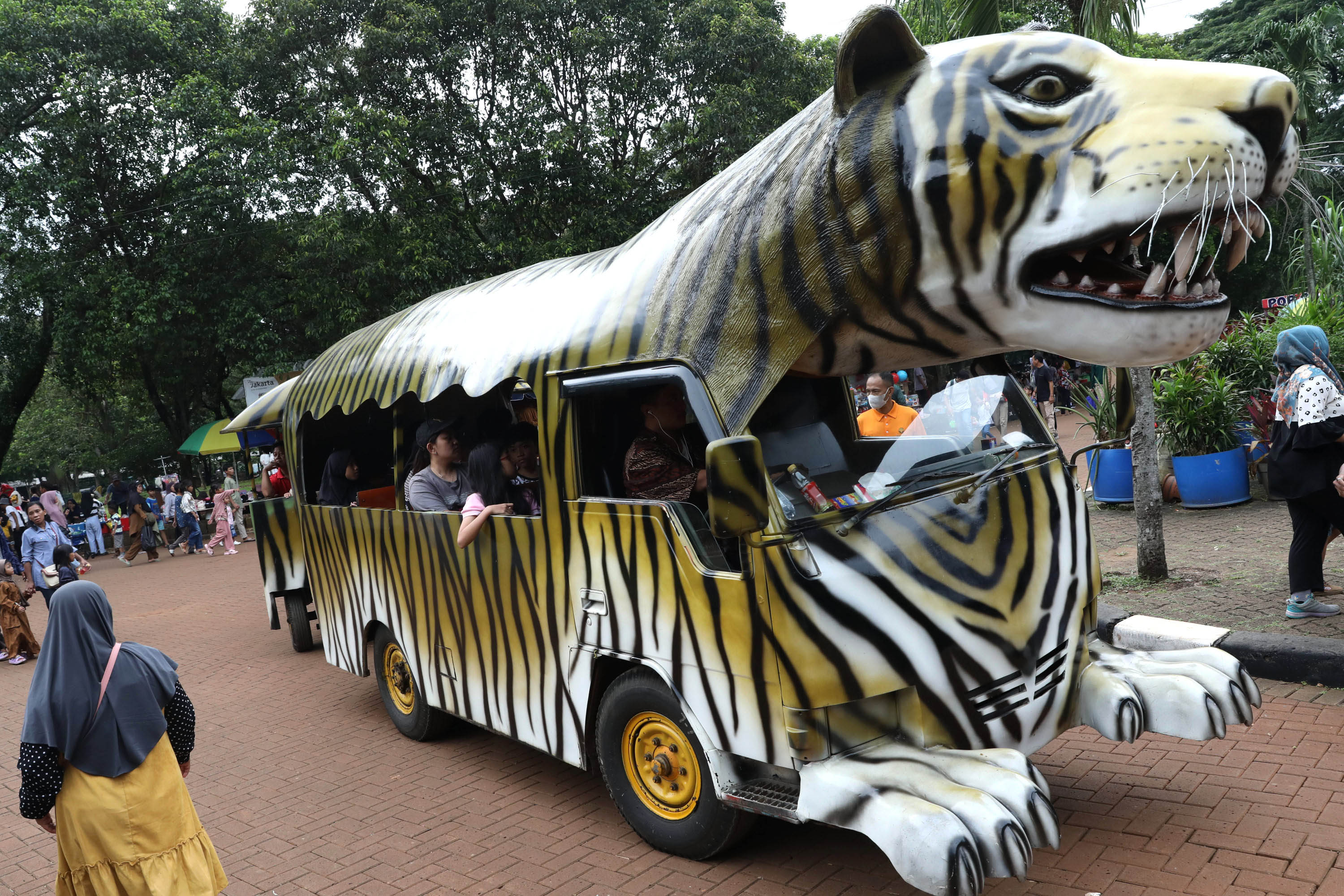 VIDEO Hari Ketiga Lebaran TM Ragunan Diguyur Hujan, Pengunjung Tetap Antusias