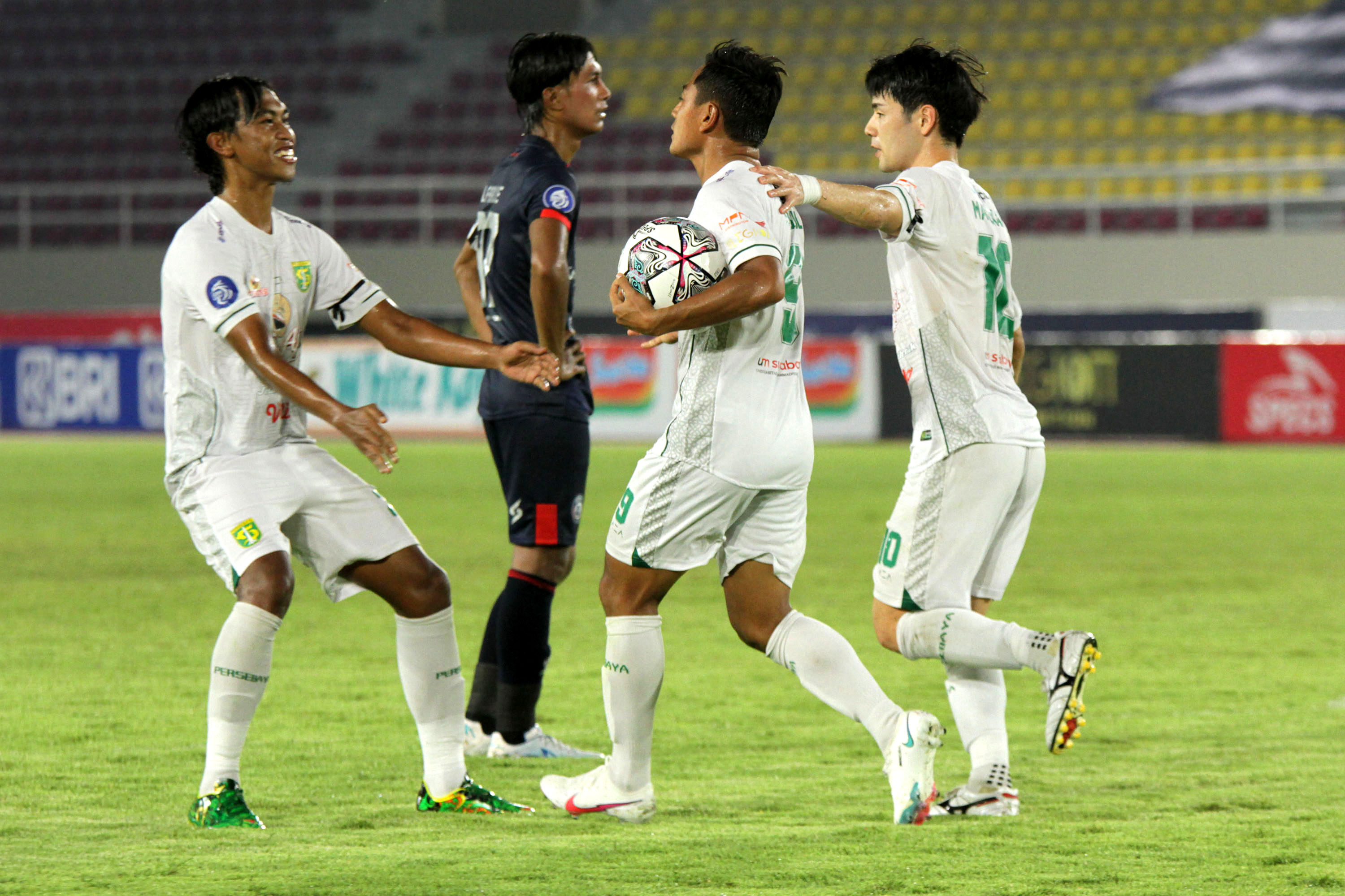 liga-1-arema-fc-vs-persebaya-surabaya-berakhir-imbang-2-2_20211107_155128.jpg