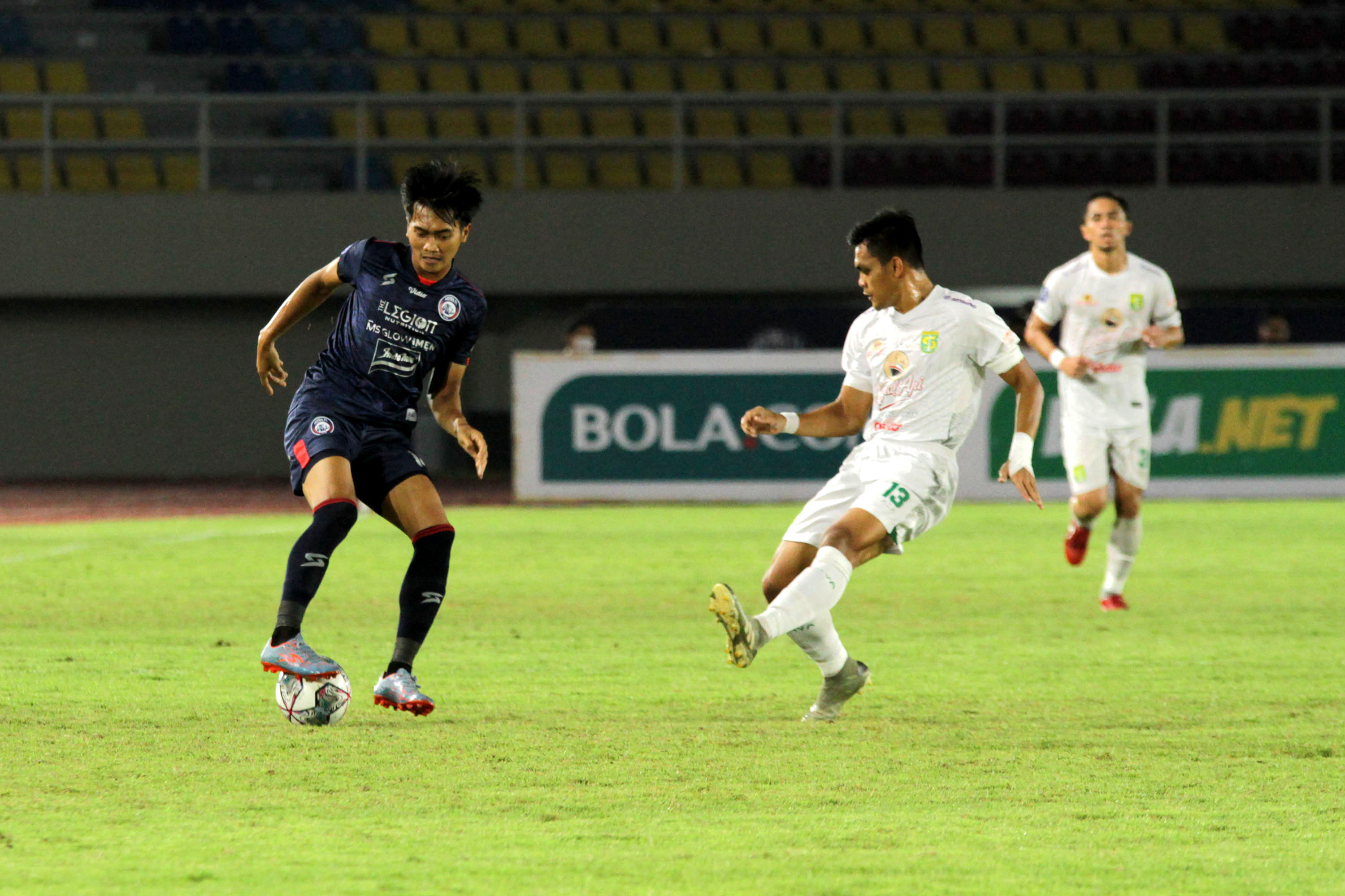 liga-1-arema-fc-vs-persebaya-surabaya-berakhir-imbang-2-2_20211107_181339.jpg