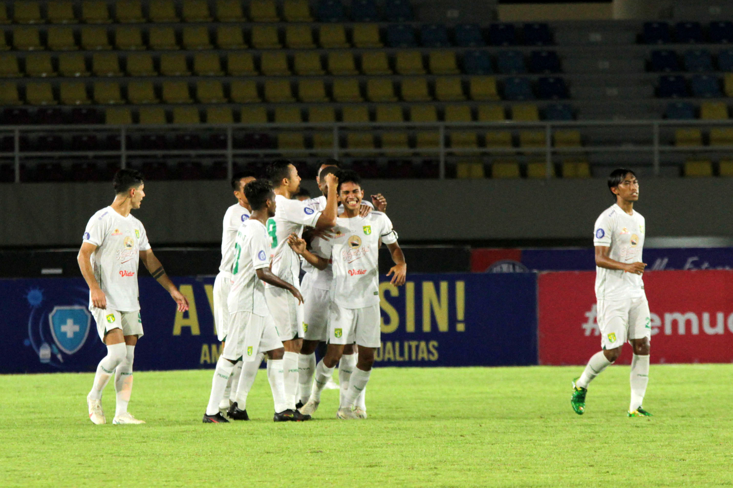 liga-1-arema-fc-vs-persebaya-surabaya-berakhir-imbang-2-2_20211107_181812.jpg