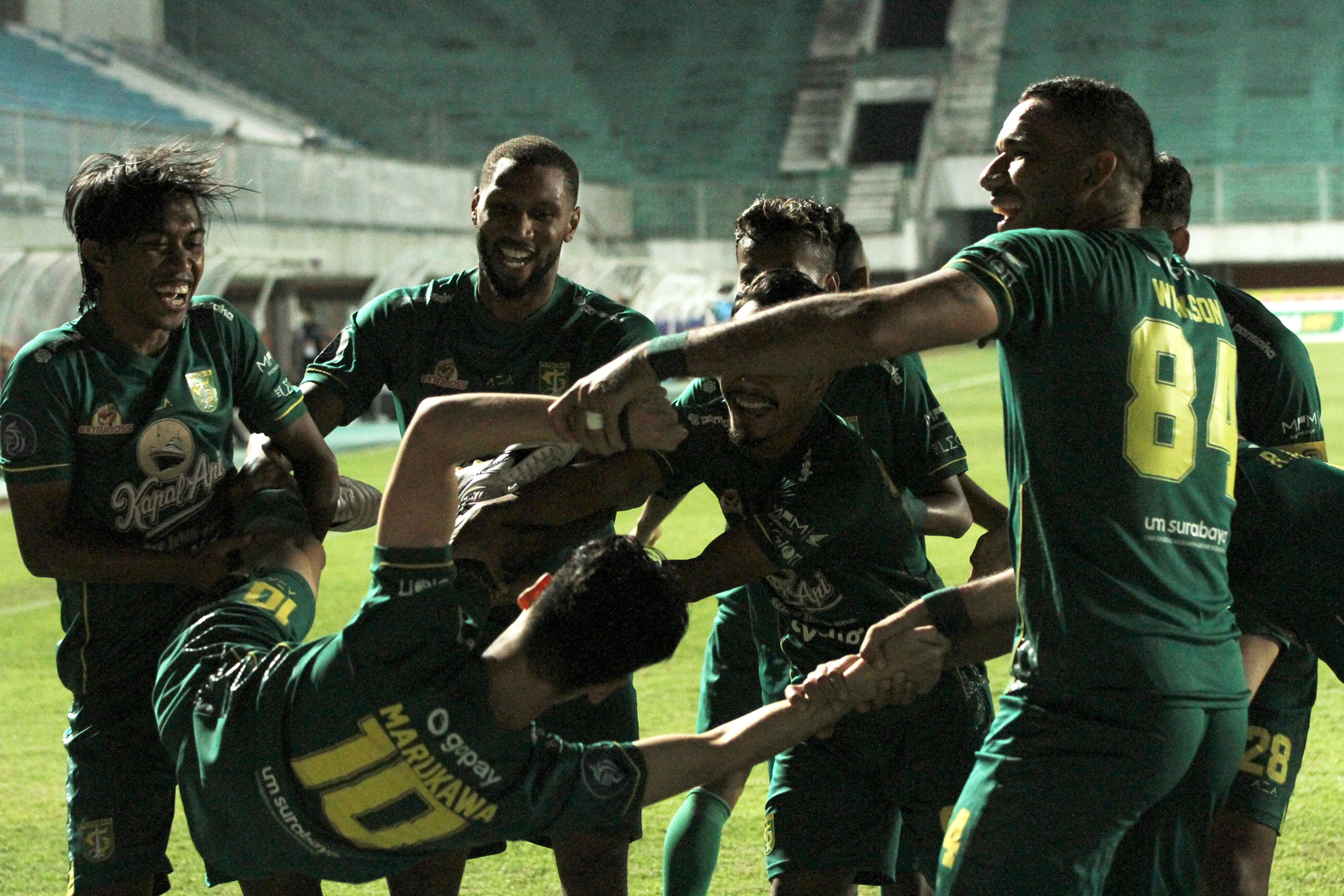 liga-1-persebaya-surabaya-bantai-persita-tangerang-4-0_20211125_063331.jpg