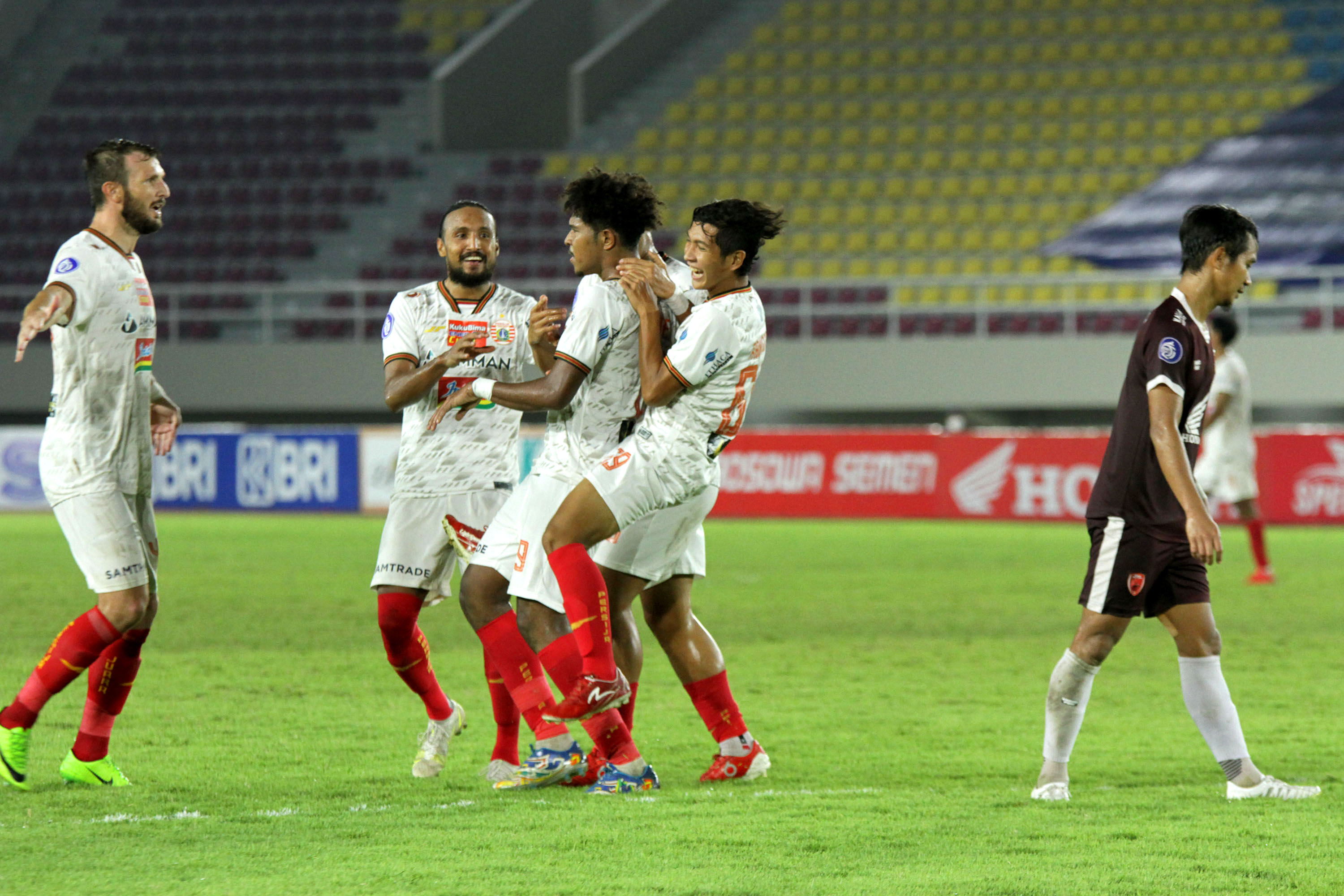 liga-1-persija-jakarta-sikat-psm-makassar-tiga-gol-tanpa-balas_20211208_071752.jpg