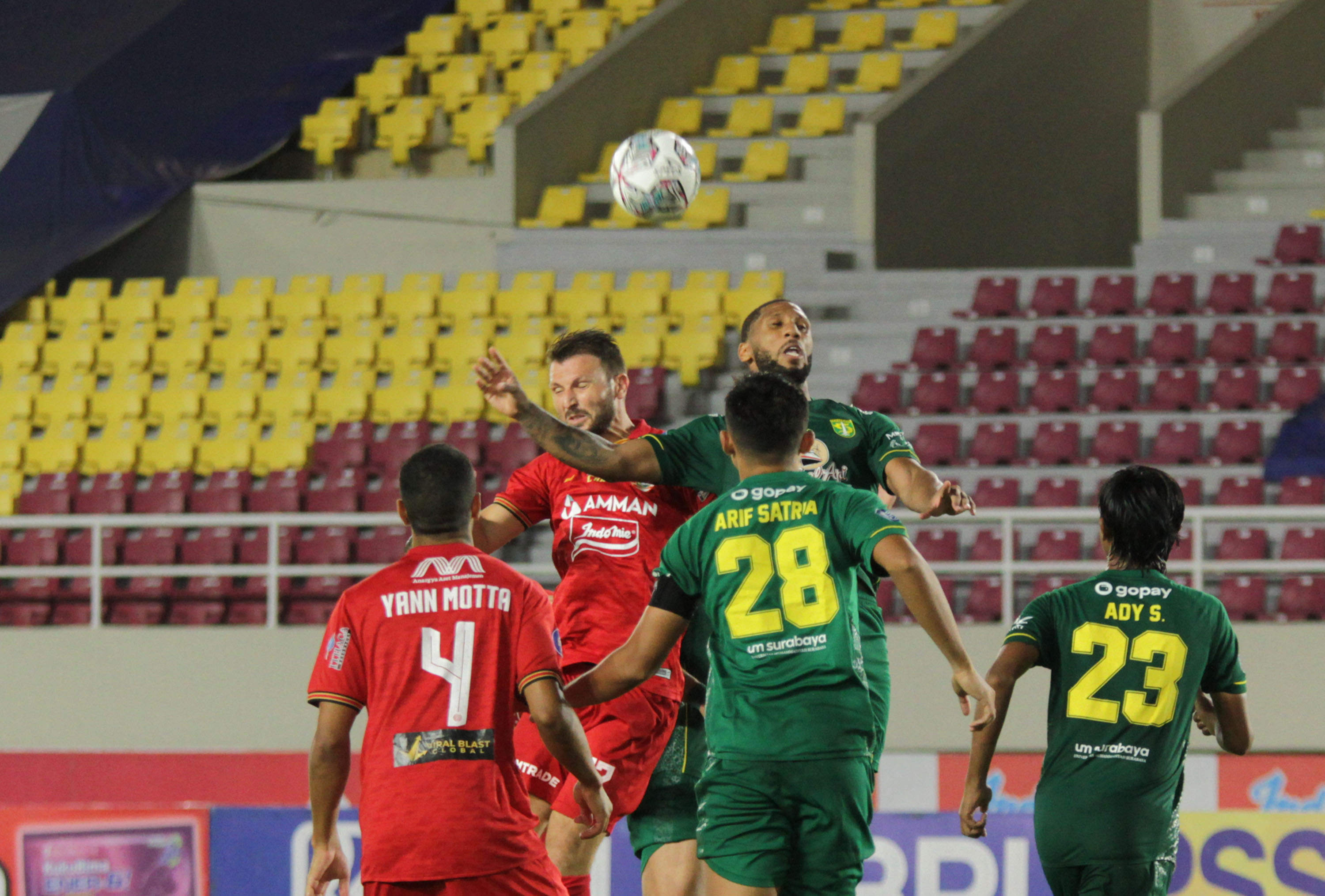 liga-1-persija-jakarta-takluk-0-1-dari-persebaya-surabaya_20211027_101913.jpg