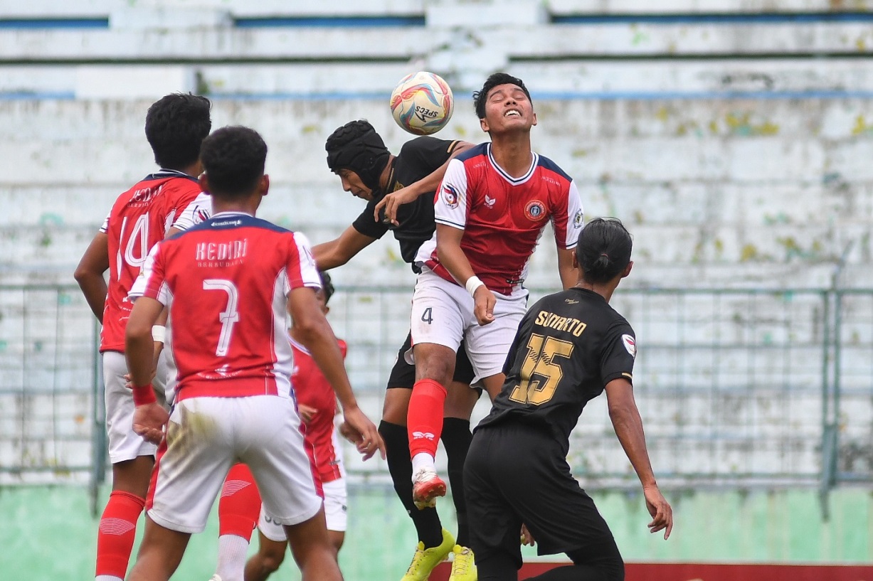 liga-3-persedikab-kediri-vs-nzr-sumbersari-fc-malang_20240516_205640.jpg