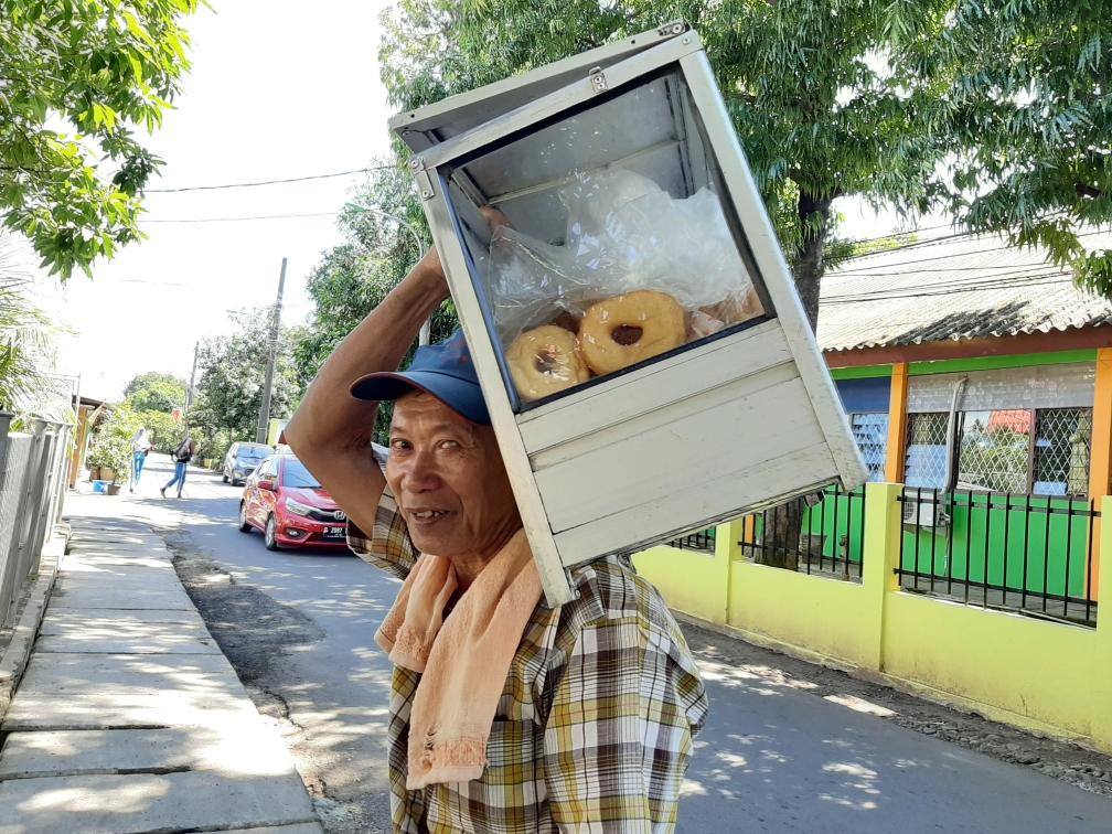 lili-pedagang-donat-di-cipayung.jpg