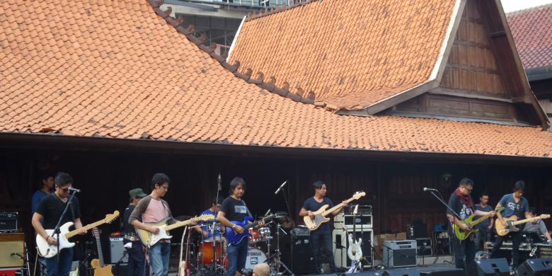 lima-gitaris-yang-tergabung-dalam-six-strings_20160512_221350.jpg