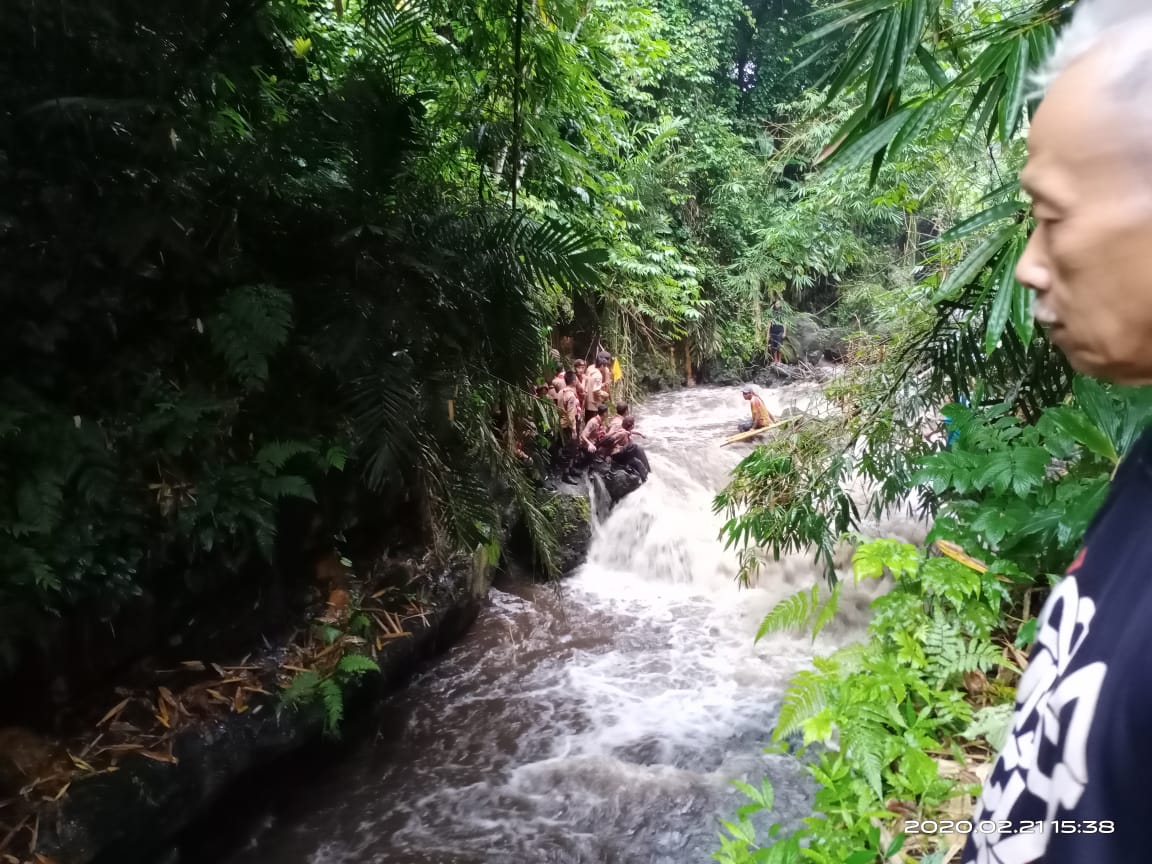 lima-siswa-smpn-1-turi-tewas-terseret-arus-sungai_20200222_001042.jpg