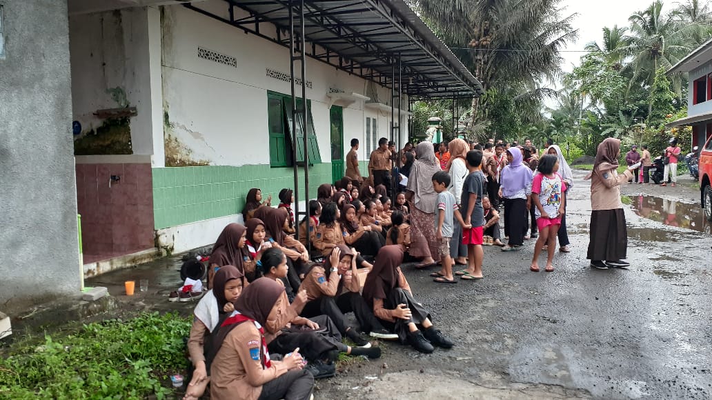 lima-siswa-smpn-1-turi-tewas-terseret-arus-sungai_20200222_001520.jpg