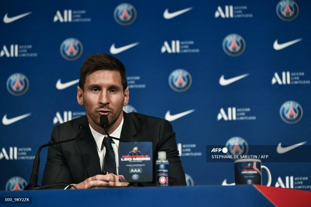 lionel-messi-berbicara-selama-konferensi-pers-pada-pembukaannya-di-psg.jpg