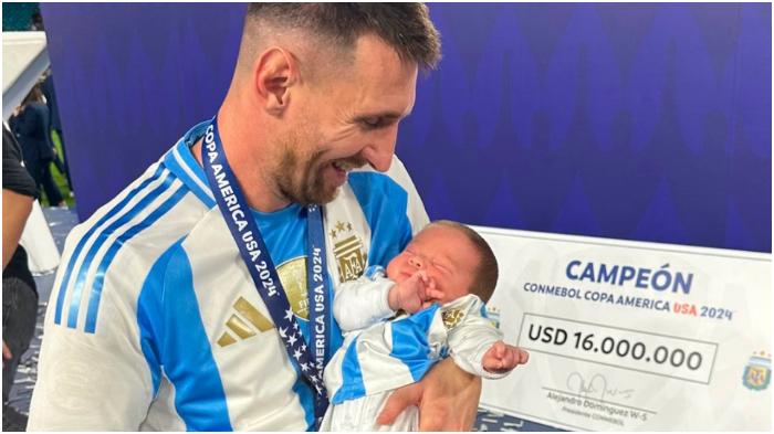 Setelah Foto dengan Lamine Yamal Viral, Lionel Messi Pose Lagi Bareng Putra Gonzalo Montiel