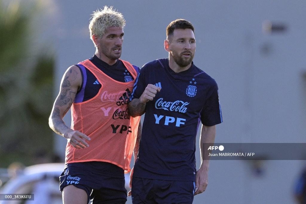 lionel-messi-kanan-menyikut-gelandang-rodrigo-de-paul.jpg
