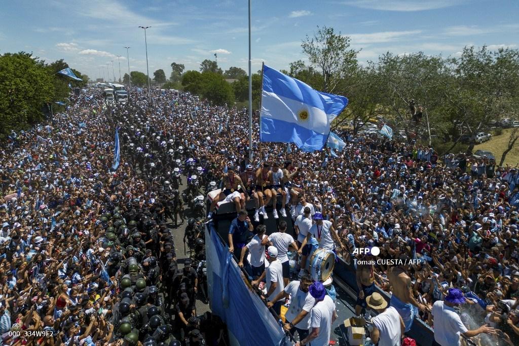lionel-messi-memulai-parade-bus-atap-terbuka.jpg