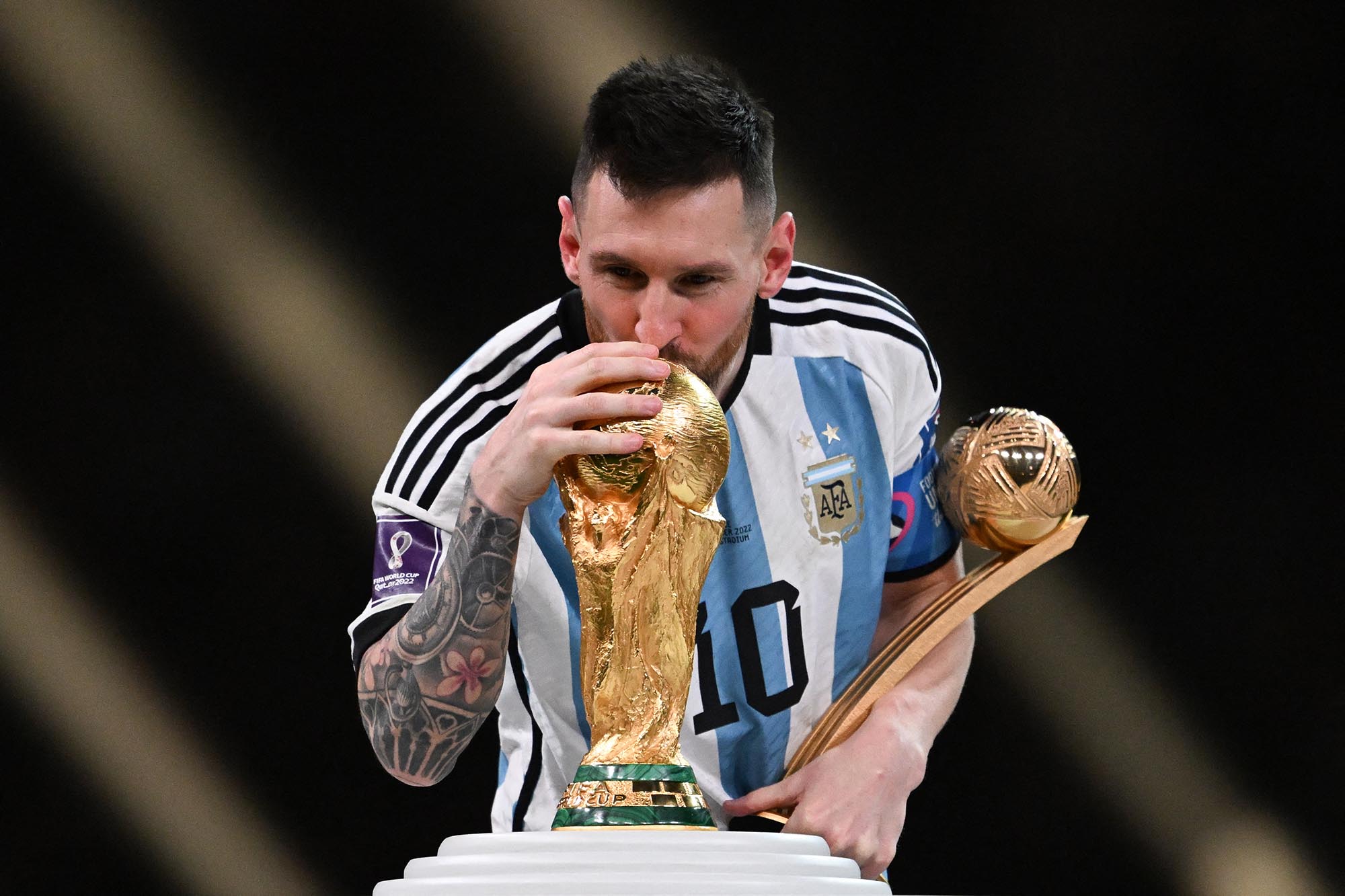 lionel-messi-mencium-trofi-piala-dunia-2022_20221219_015530.jpg