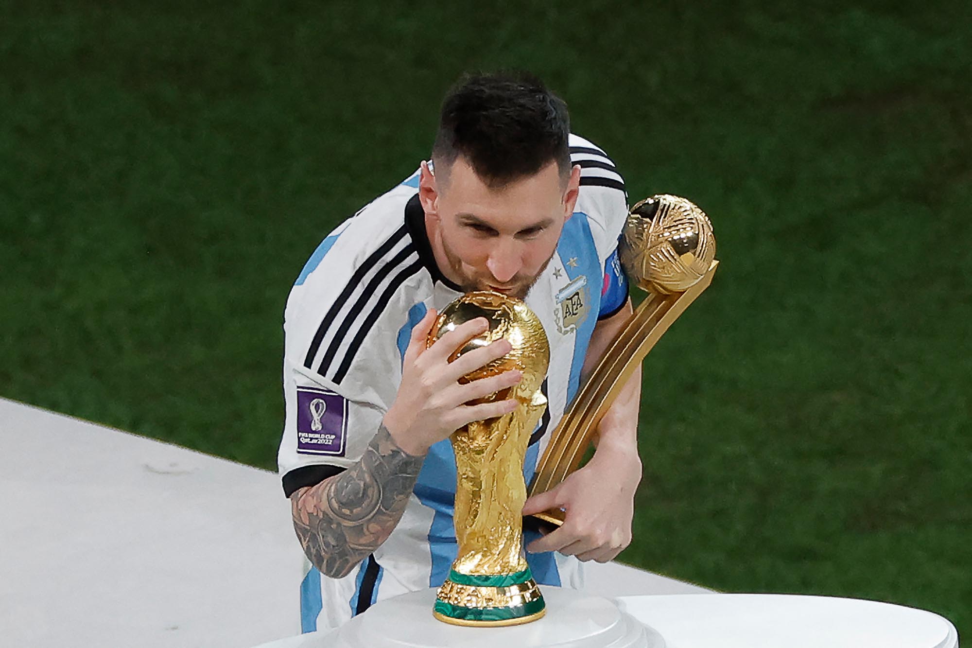lionel-messi-mencium-trofi-piala-dunia-2022_20221219_015555.jpg