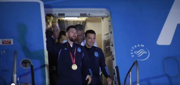 lionel-messi-menenteng-trofi-piala-dunia-2022.jpg
