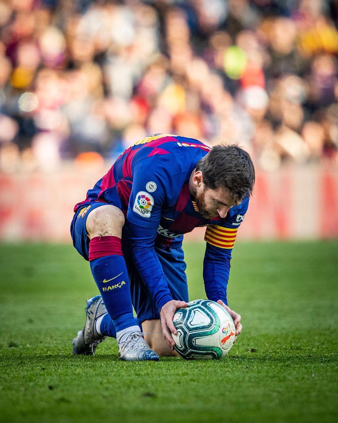 lionel-messi-saat-mengambil-tendangan-bebas.jpg