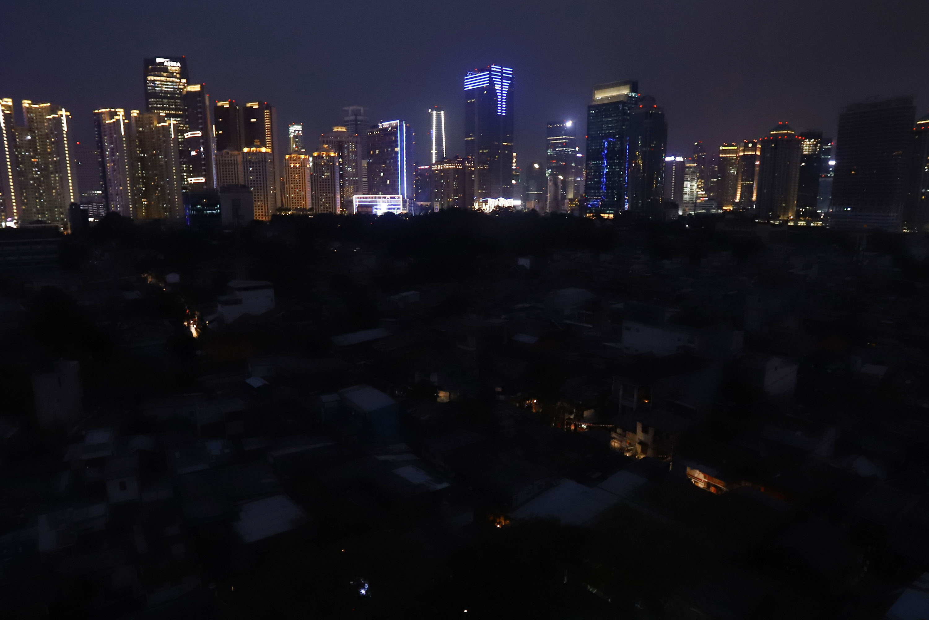 listrik-padam-permukiman-warga-jakarta-gelap-gulita_20190804_214033.jpg