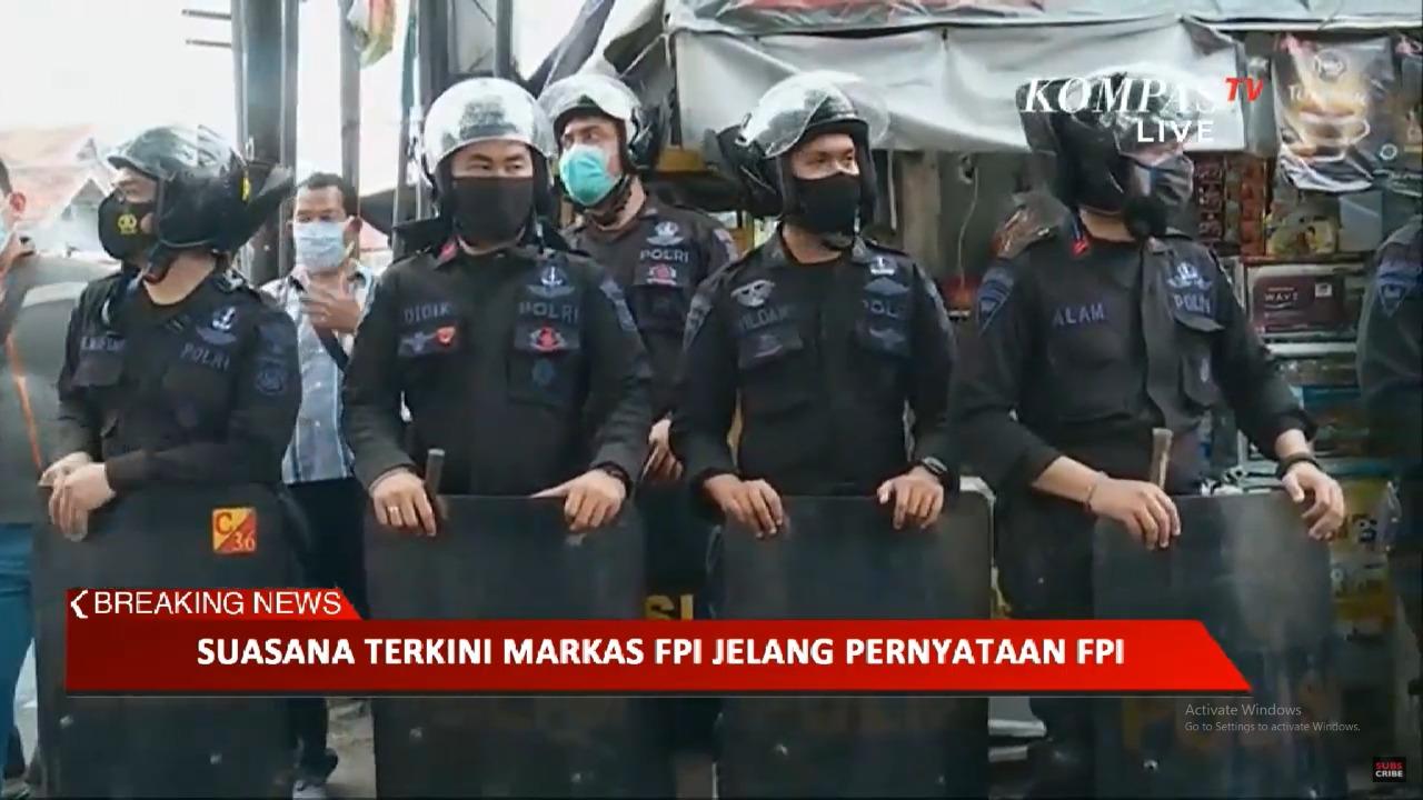 live-streaming-suasana-terkini-markas-besar-fpi-di-petamburan-polisi-turunkan-atribut.jpg
