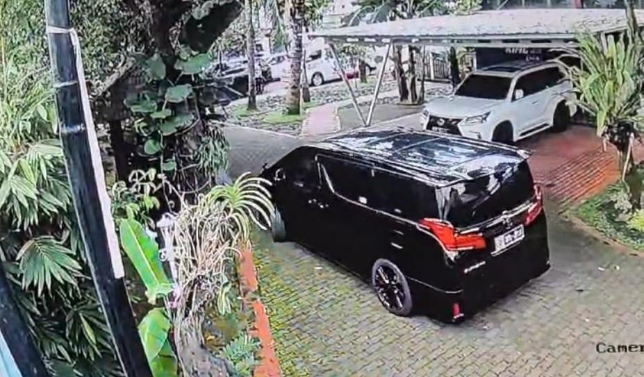 lokasi-anggota-polresta-manado-brigadir-ridhal-ali-tomi-tewas-buhuh-diri-senjati-api-di-mampang-a.jpg