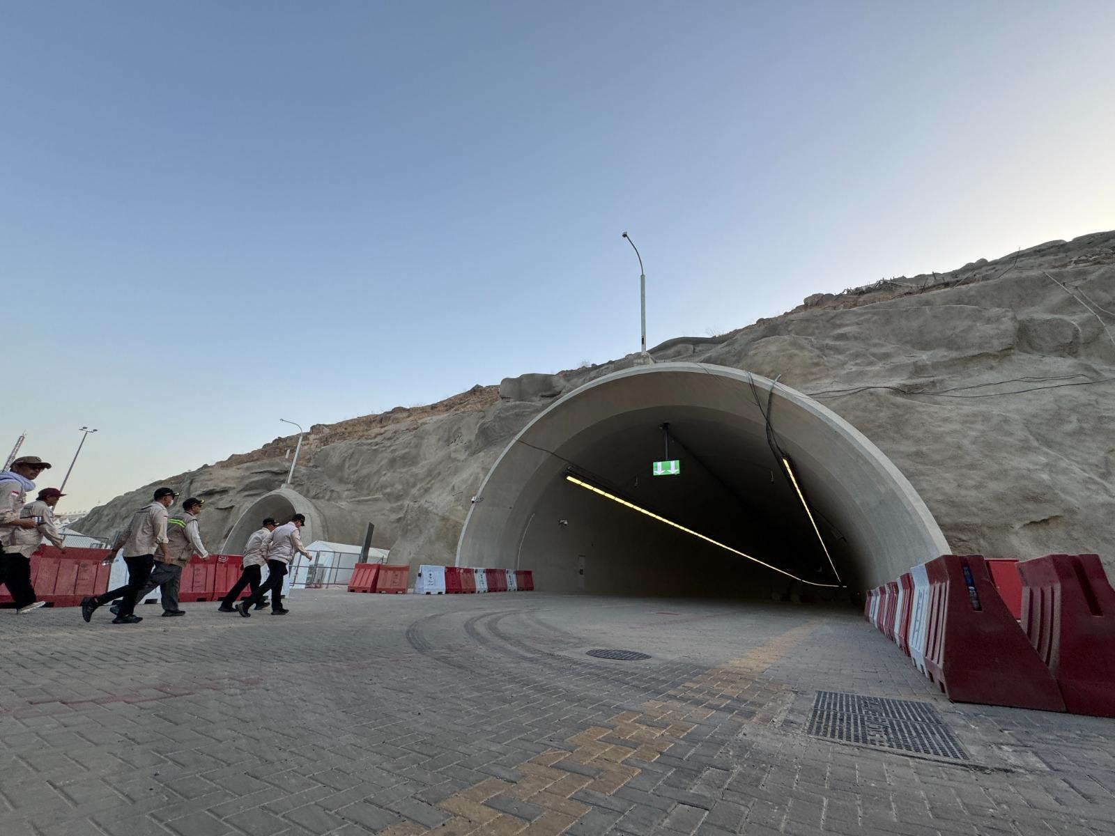 LOKASI JAMARAT - Petugas Penyelenggara Ibadah Haji (PPIH) Arab Saudi melakukan pengecekan jalur pedestrian di kawasan terowongan menuju lokasi lempar jumrah (Jamarat) di Mina, Makkah, Arab Saudi, Minggu (17/5/2026).
