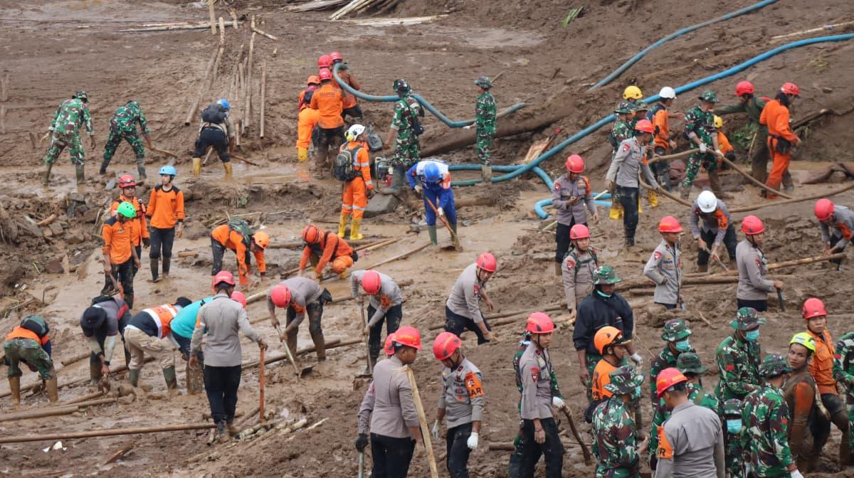 longsor-di-Cisarua-Kabupaten-Bandung-Barat.jpg