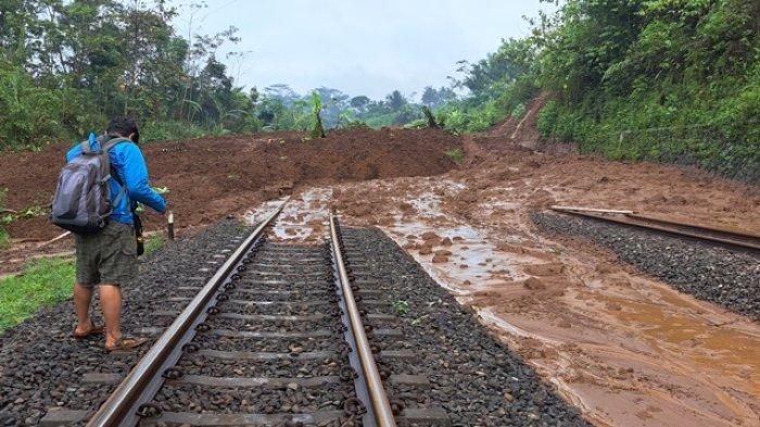 longsor-di-jalur-rel-stasiun-kereta-api-karanggandul.jpg