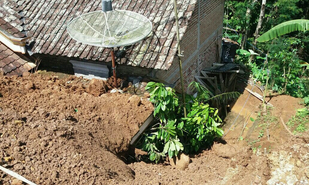 longsor-di-ponorogo_20170401_201856.jpg<pf>longsor-di-ponorogo_20170401_202408.jpg