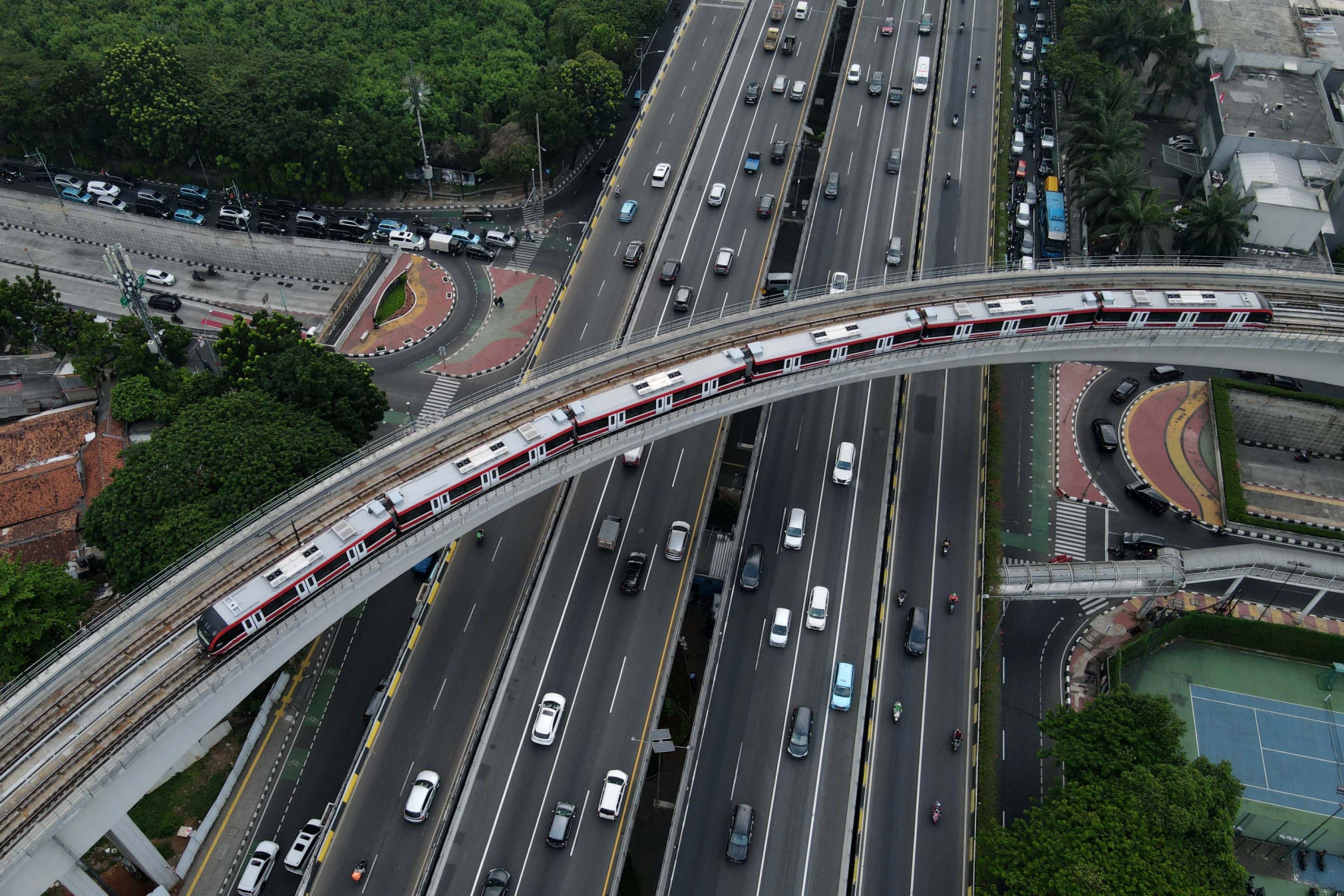 longspan-lrt-kuningan-dianggap-bermasalah_20230803_182616.jpg