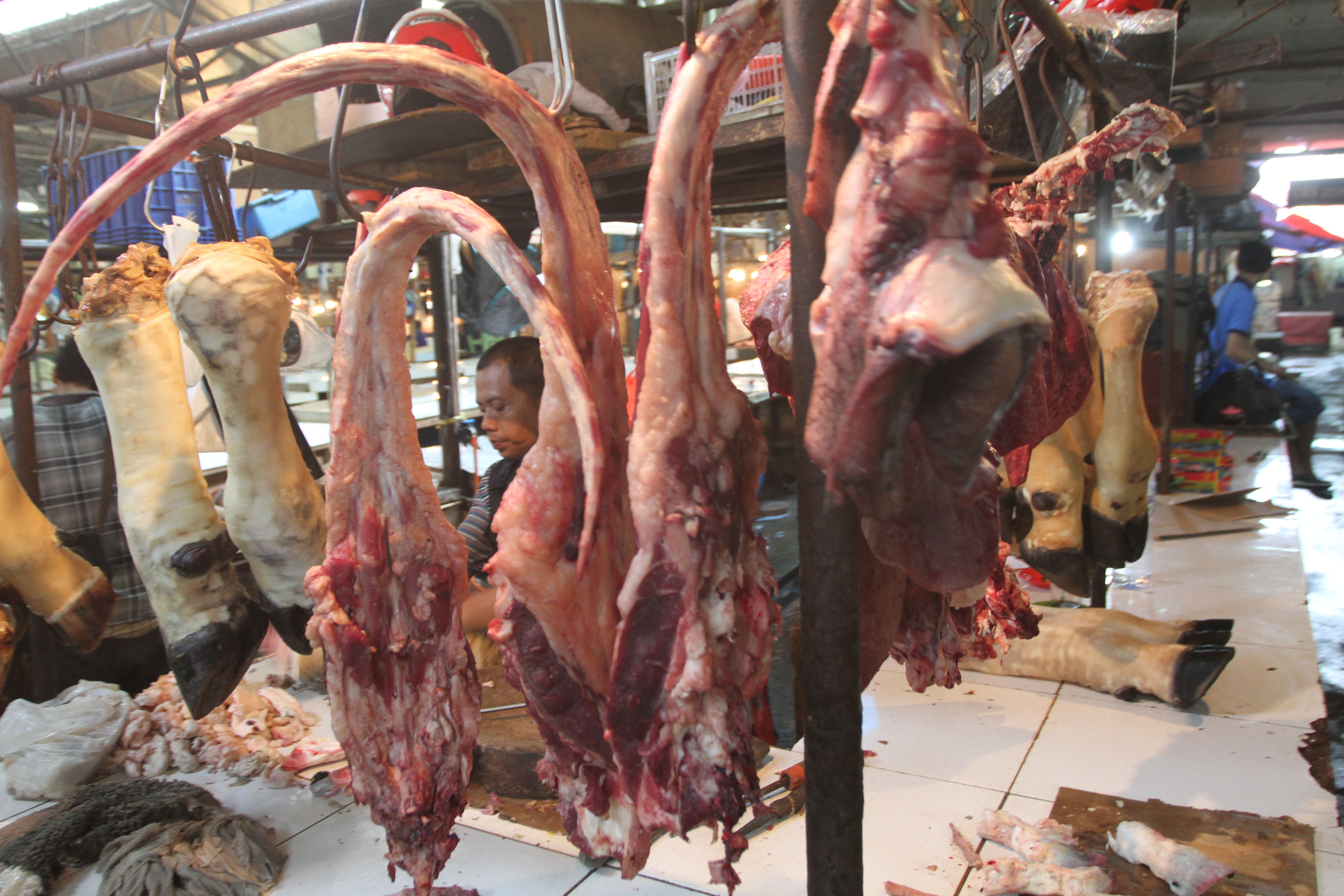 los-daging-di-pasar-senen-sepi-pengunjung_20170630_224952.jpg