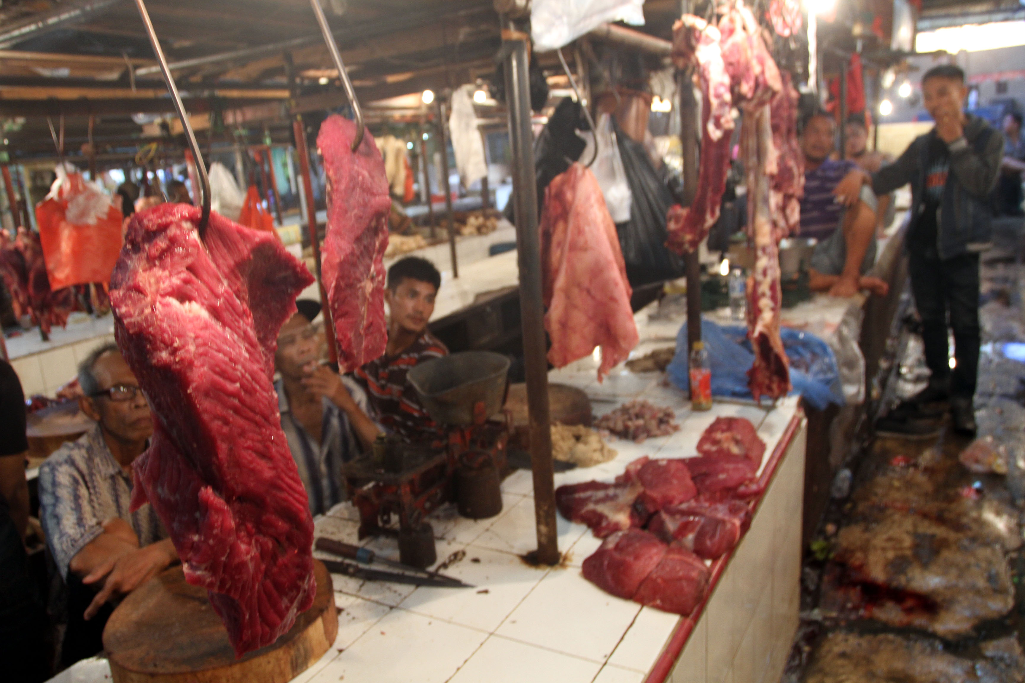 los-daging-di-pasar-senen-sepi-pengunjung_20170630_225116.jpg