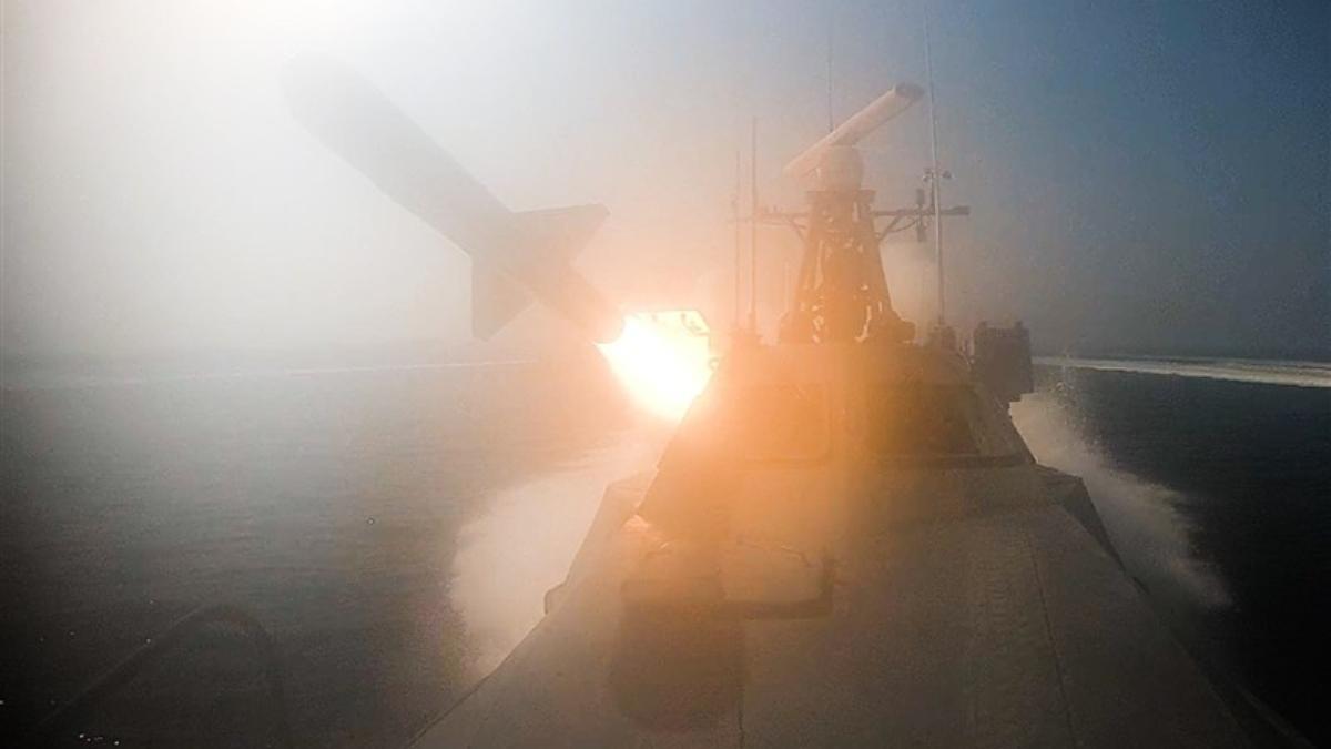 AS Langgar Gencatan Senjata di Selat Hormuz, Iran Pukul Mundur Kapal AS ke Teluk Oman