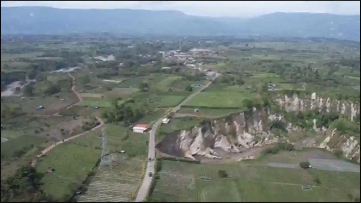 Dalam foto: Fenomena lubang raksasa yang ada di Jalan Buter, Desa Pondok Balik, Kabupaten Aceh Tengah, Provinsi Aceh.