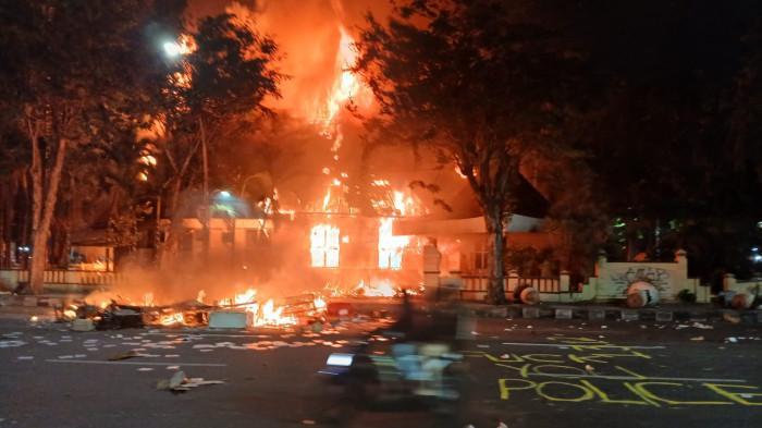 Kronologi Dibakarnya Mapolsek Tegalsari Surabaya dan Situs Bersejarah: Awalnya Massa Dipukul Mundur