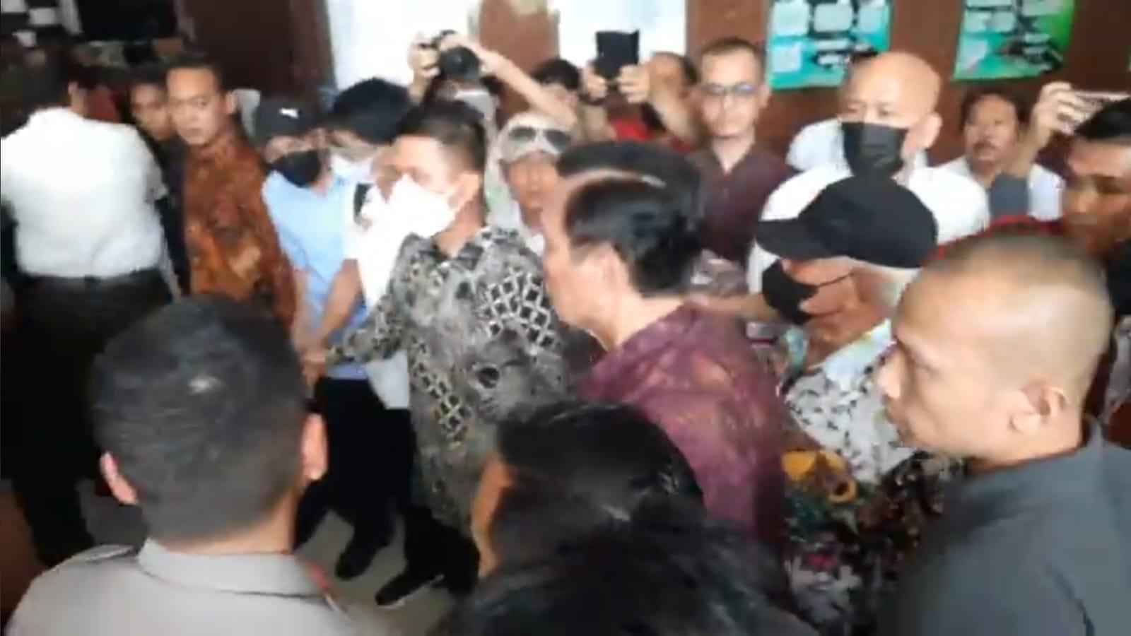 luhut-binsar-panjaitan-hadir-dalam-persidangan-kasus-pencemaran-nama-baik.jpg