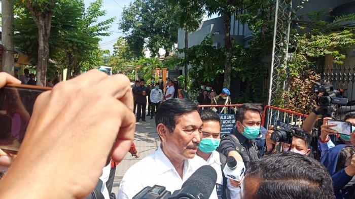 luhut-binsar-panjaitan-melayat-ke-kediaman-ibunda-jokowi.jpg