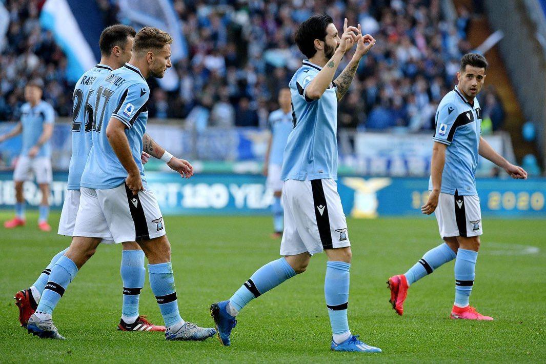 luis-alberto-saat-melakukan-selebrasi-bersama-pemain-lazio-lainnya.jpg