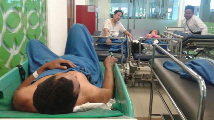 luka-juari-berhasil-keluar-lewat-jendela-bus-sang-engon_20150220_191954.jpg