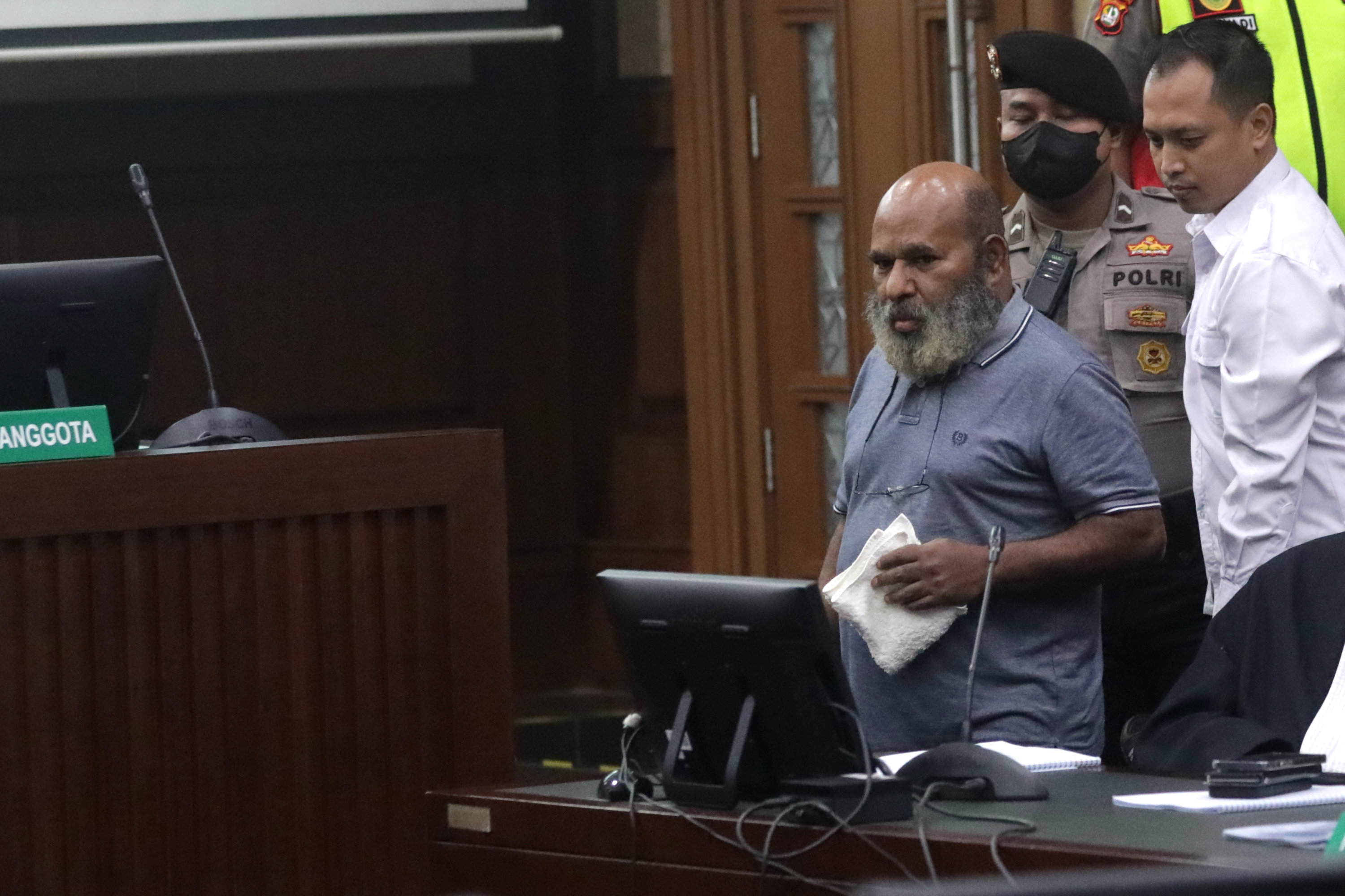 lukas-enembe-jalani-sidang-dakwaan_20230619_125848.jpg
