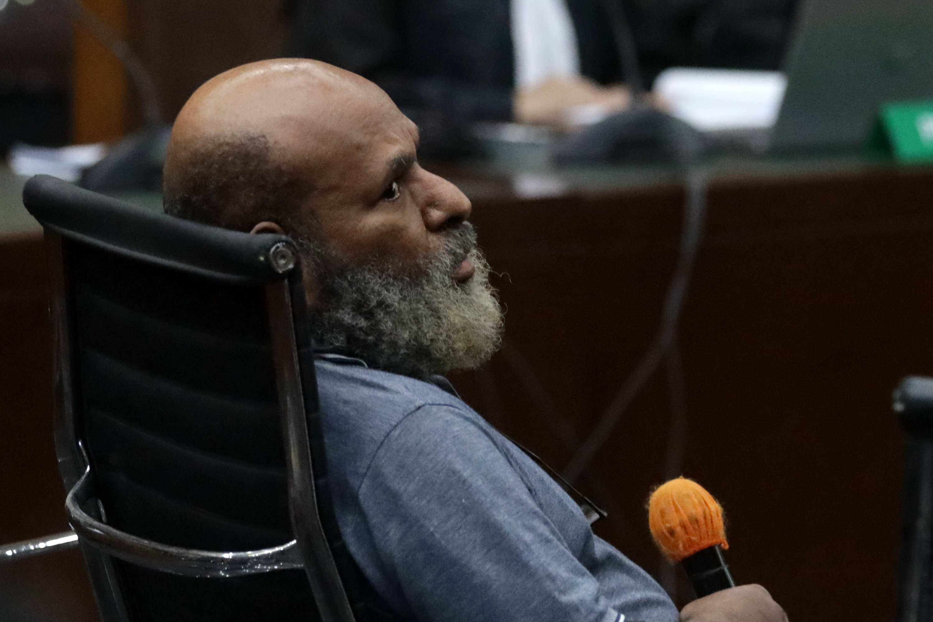 lukas-enembe-jalani-sidang-dakwaan_20230619_130126.jpg