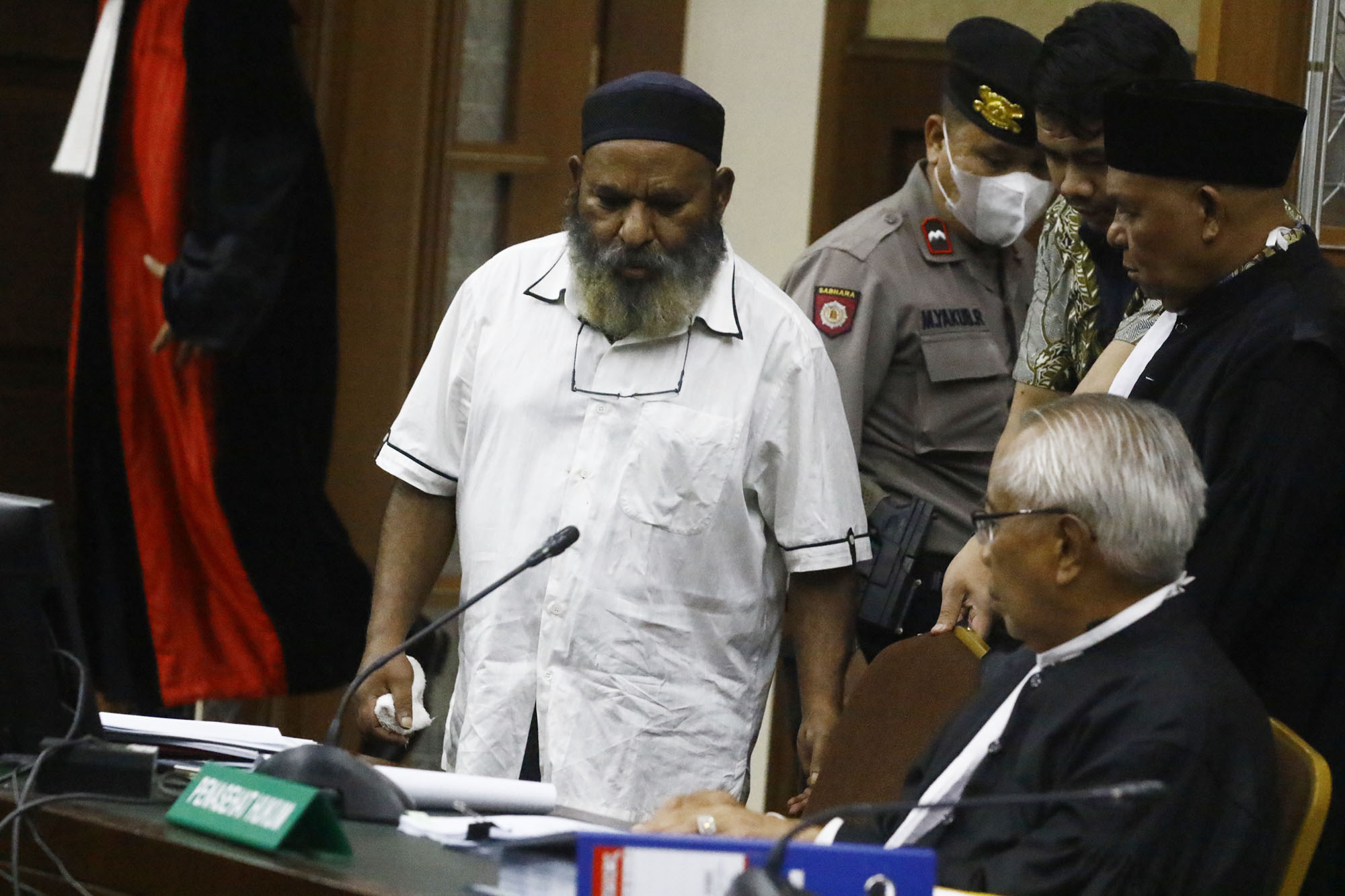 lukas-enembe-jalani-sidang-lanjutan_20230808_081209.jpg