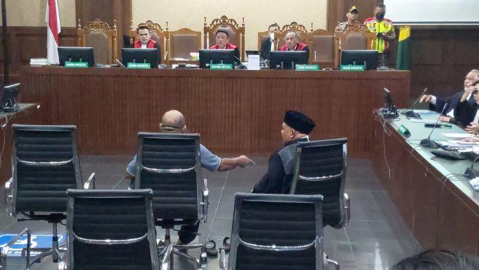 lukas-enembe-ngamuk-di-sidang.jpg