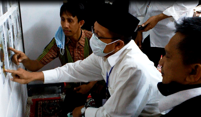 lukman-hakim-syaifuddin-melihat-foto-jenazah-korban-mina_20150929_072959.jpg