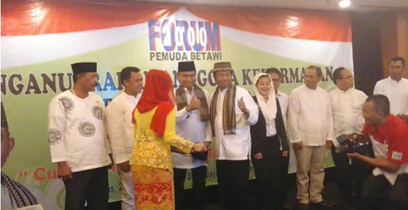 lulung-pakaikan-peci-untuk-yusril-ihza-mahendra_20160324_175444.jpg