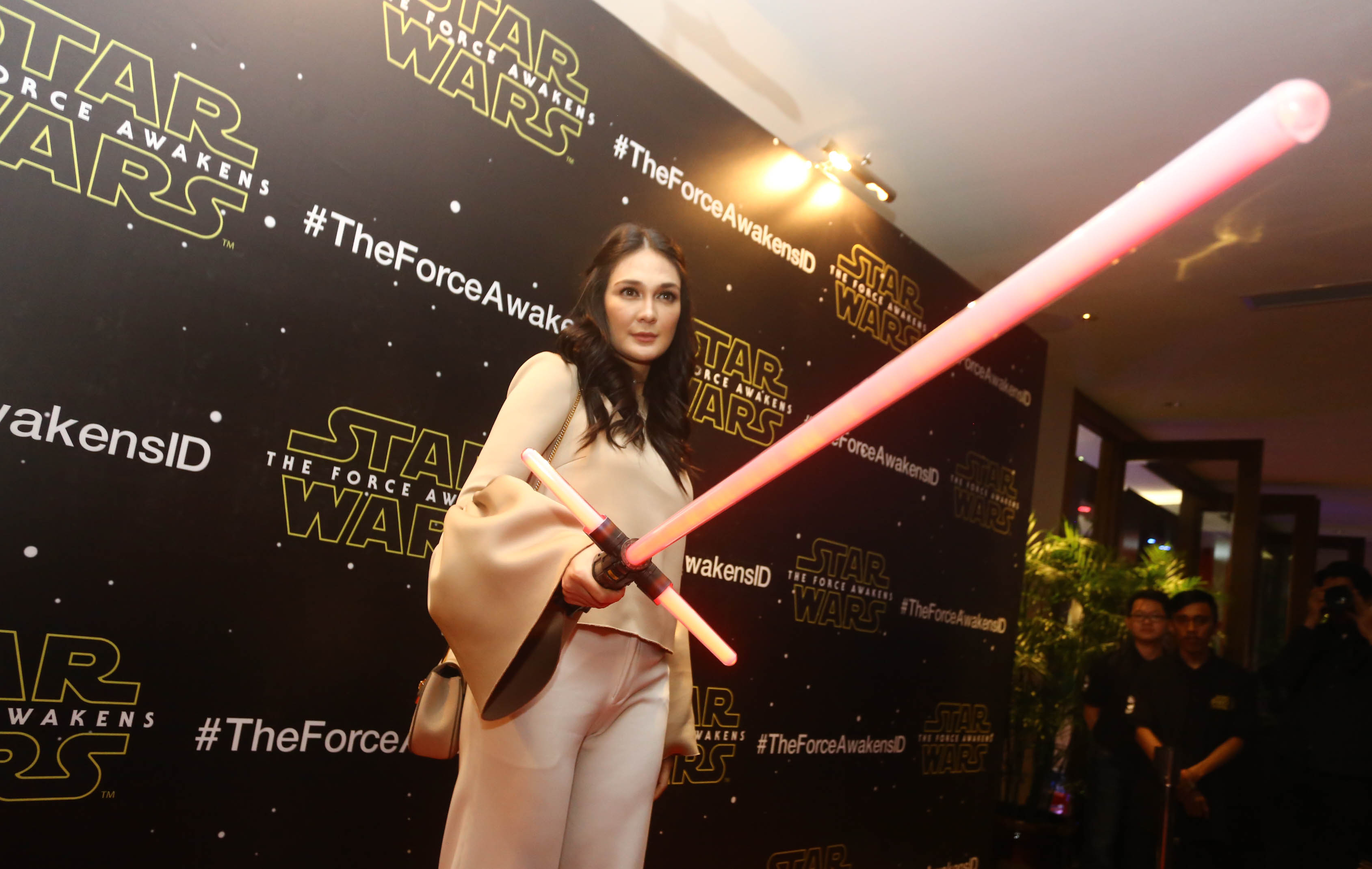 luna-maya-hadiri-premiere-film-star-wars_20151217_000740.jpg